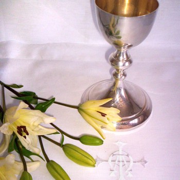altar cloth with yellow flower and chalice placed on itlinens